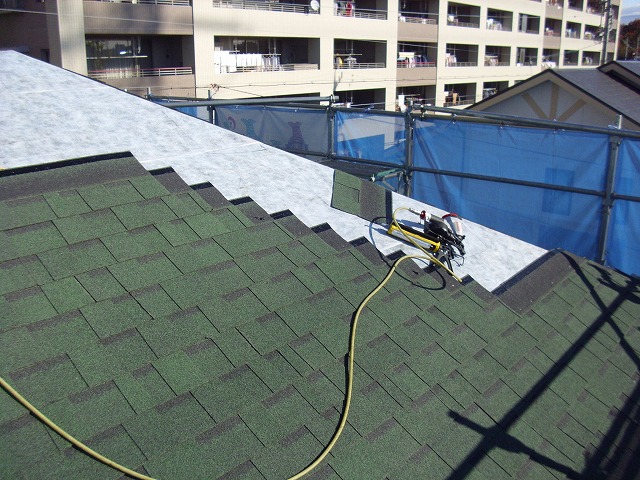 施工中のアスファルトシングル